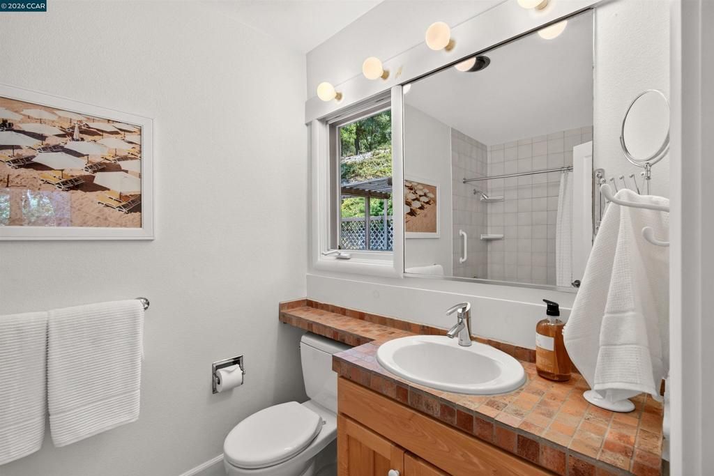 Image 25 of property listing at 1 Greenwood Ct, Orinda, CA 94563