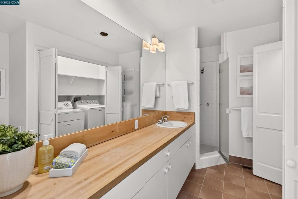 Image 27 of property listing at 1 Greenwood Ct, Orinda, CA 94563