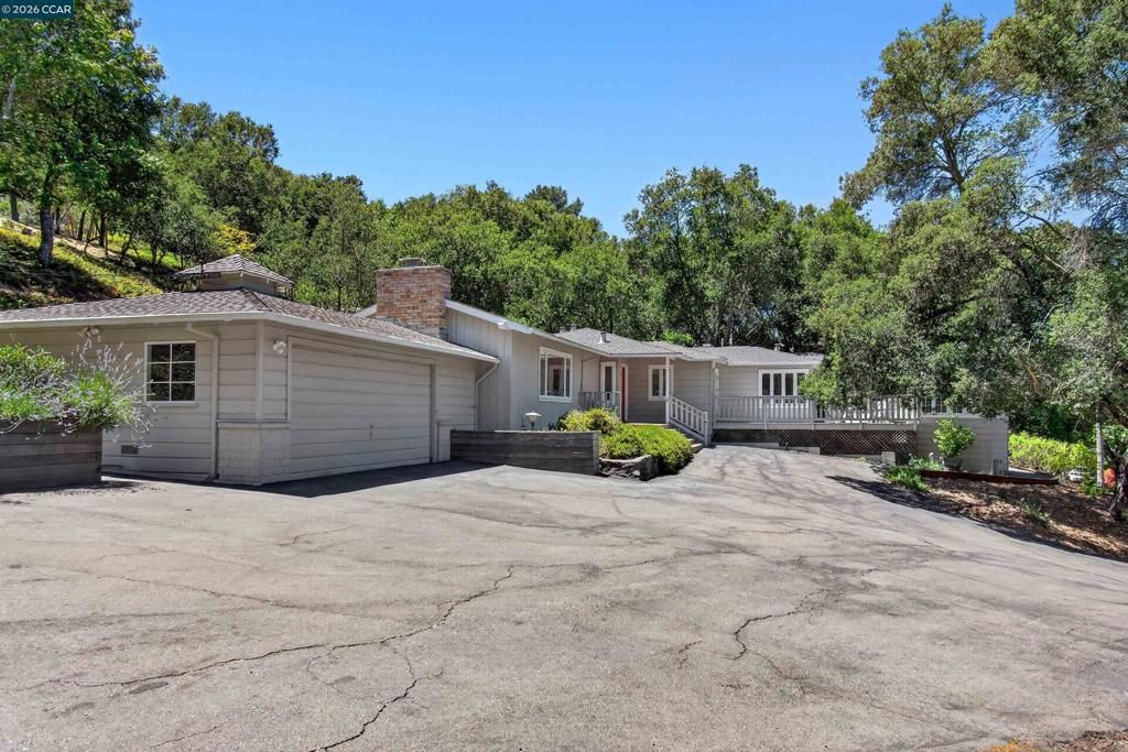 Image 3 of property listing at 1 Greenwood Ct, Orinda, CA 94563