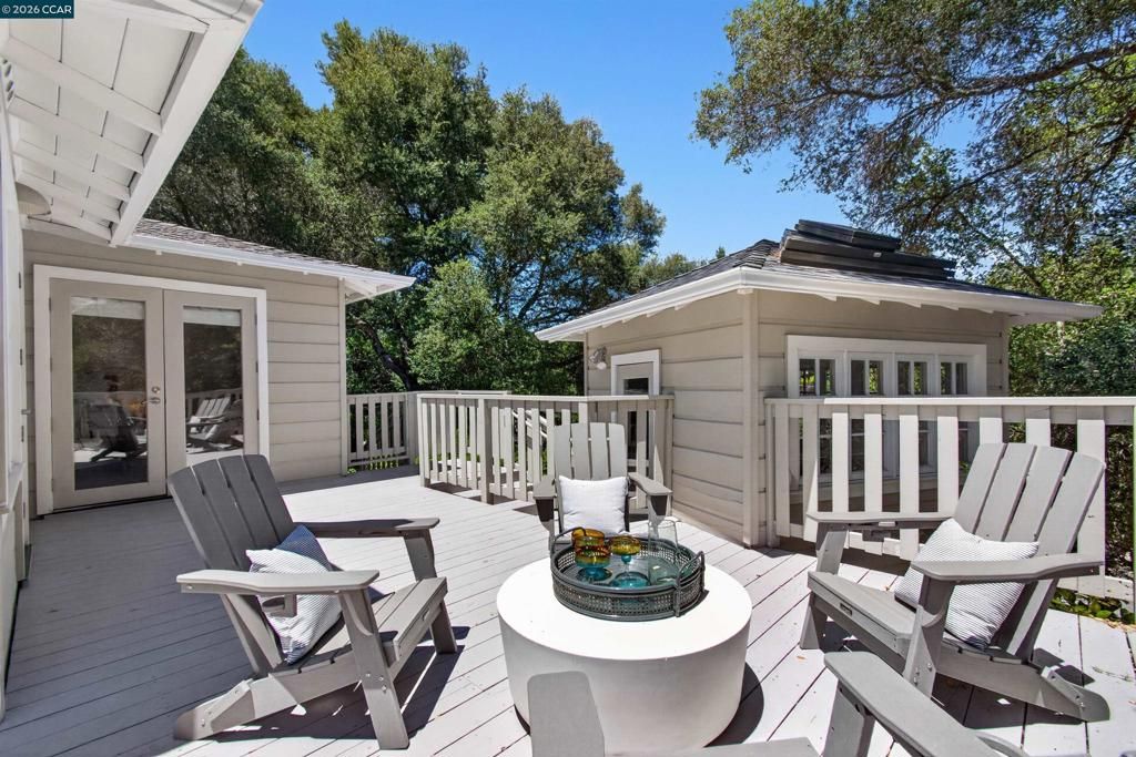 Image 30 of property listing at 1 Greenwood Ct, Orinda, CA 94563