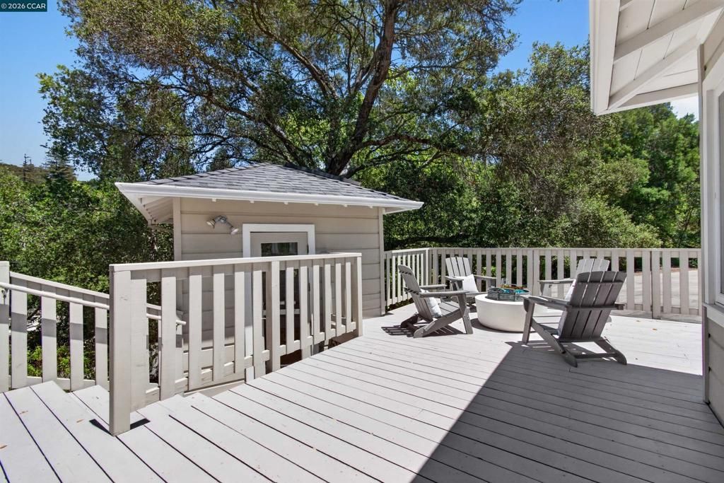 Image 31 of property listing at 1 Greenwood Ct, Orinda, CA 94563