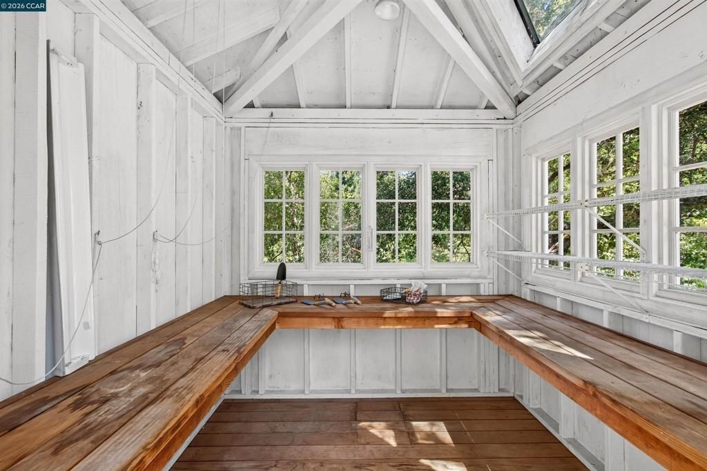 Image 32 of property listing at 1 Greenwood Ct, Orinda, CA 94563