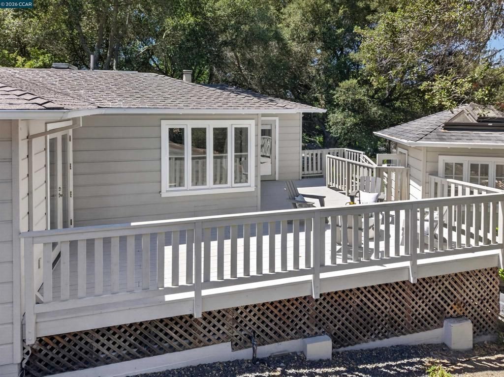 Image 33 of property listing at 1 Greenwood Ct, Orinda, CA 94563