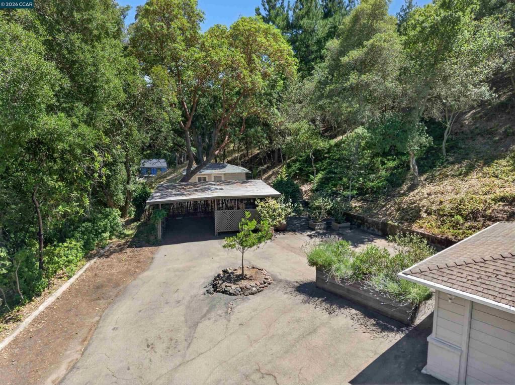 Image 34 of property listing at 1 Greenwood Ct, Orinda, CA 94563
