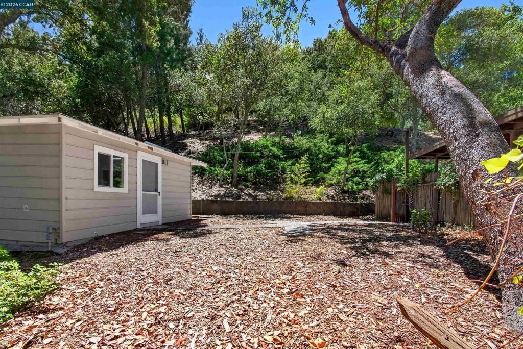 Image 35 of property listing at 1 Greenwood Ct, Orinda, CA 94563