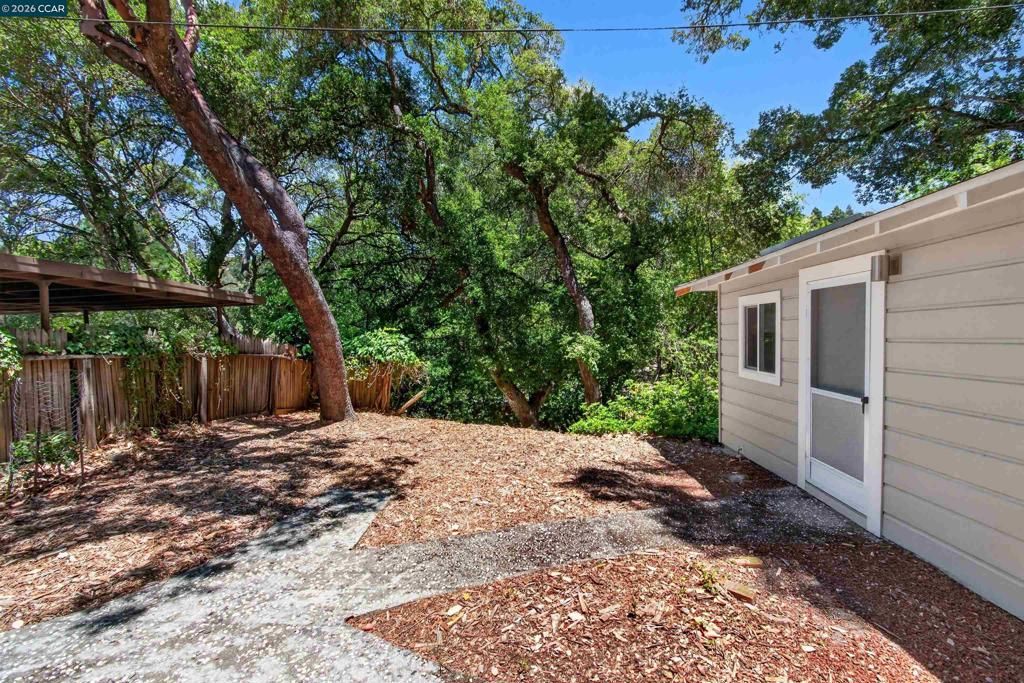 Image 36 of property listing at 1 Greenwood Ct, Orinda, CA 94563