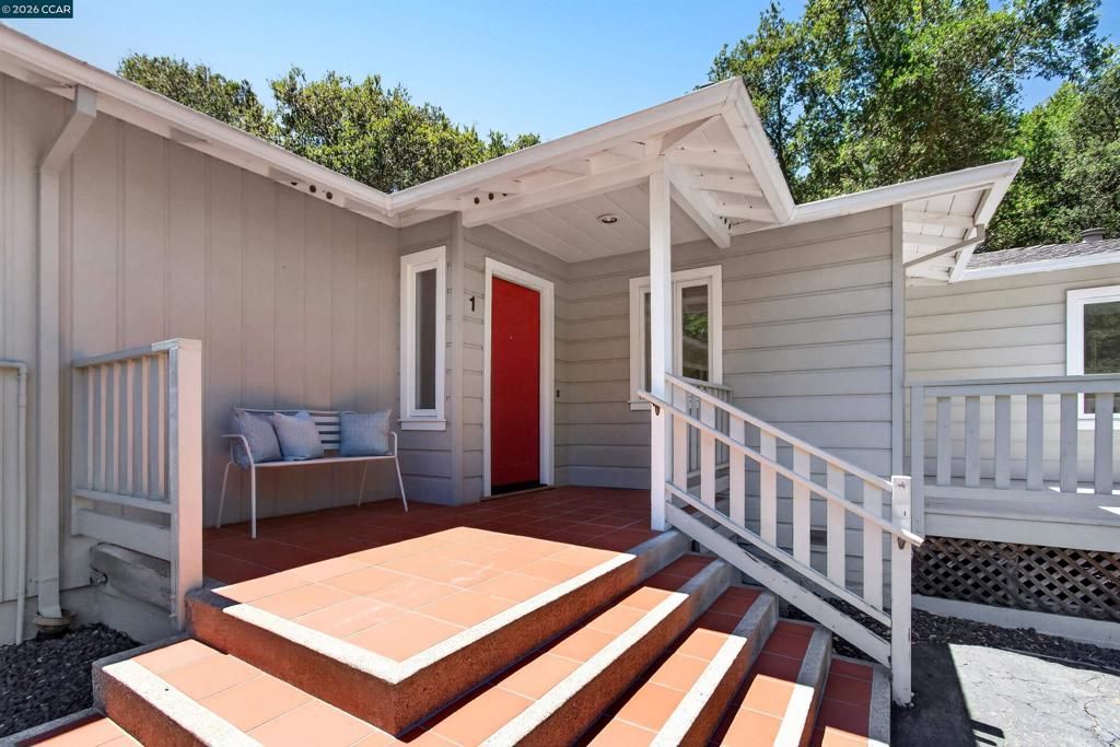 Image 4 of property listing at 1 Greenwood Ct, Orinda, CA 94563