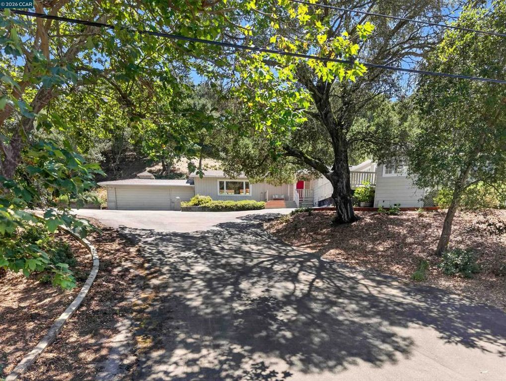 Image 40 of property listing at 1 Greenwood Ct, Orinda, CA 94563