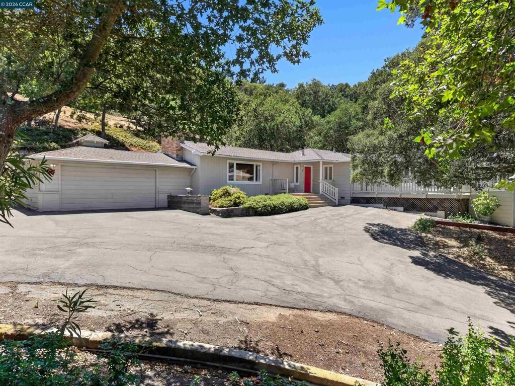 Image 41 of property listing at 1 Greenwood Ct, Orinda, CA 94563