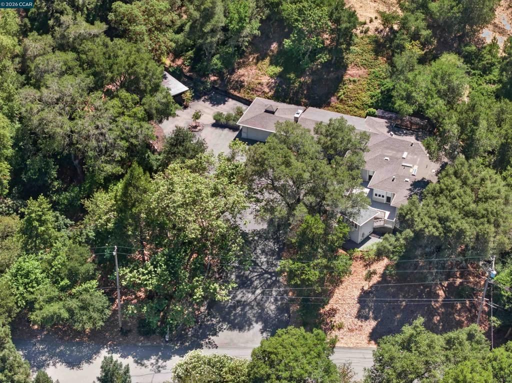 Image 42 of property listing at 1 Greenwood Ct, Orinda, CA 94563