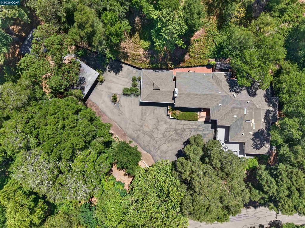 Image 43 of property listing at 1 Greenwood Ct, Orinda, CA 94563