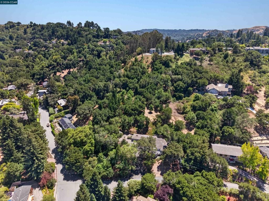 Image 44 of property listing at 1 Greenwood Ct, Orinda, CA 94563