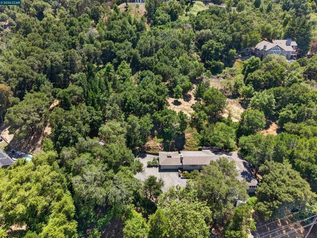 Image 45 of property listing at 1 Greenwood Ct, Orinda, CA 94563
