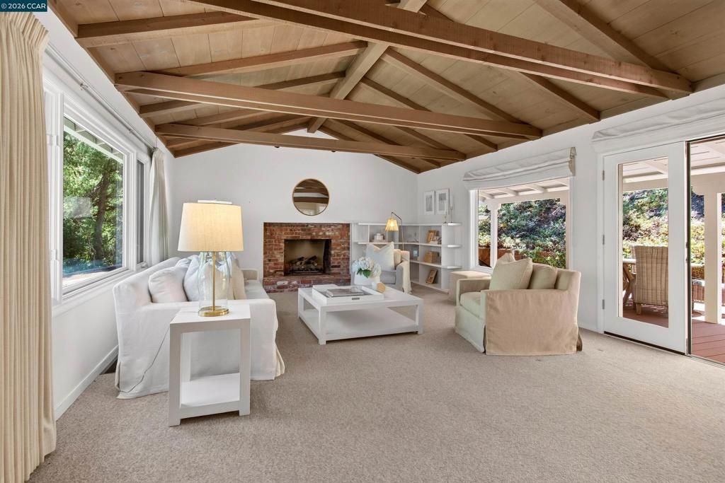 Image 5 of property listing at 1 Greenwood Ct, Orinda, CA 94563