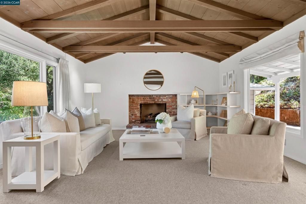 Image 6 of property listing at 1 Greenwood Ct, Orinda, CA 94563