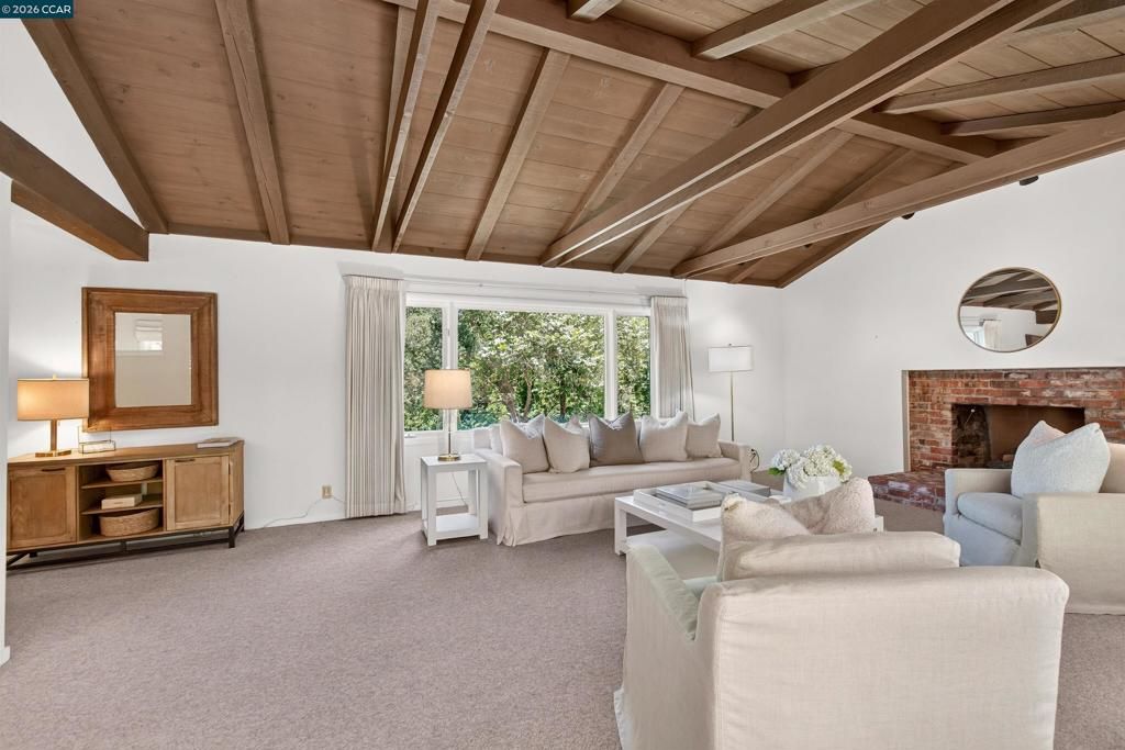 Image 7 of property listing at 1 Greenwood Ct, Orinda, CA 94563