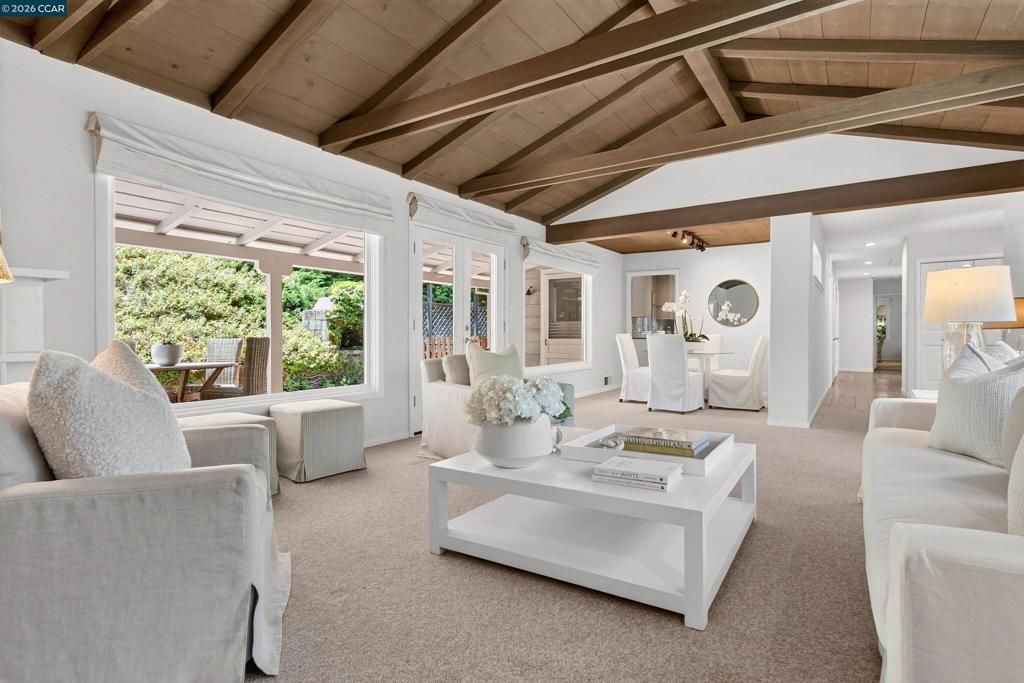 Image 8 of property listing at 1 Greenwood Ct, Orinda, CA 94563