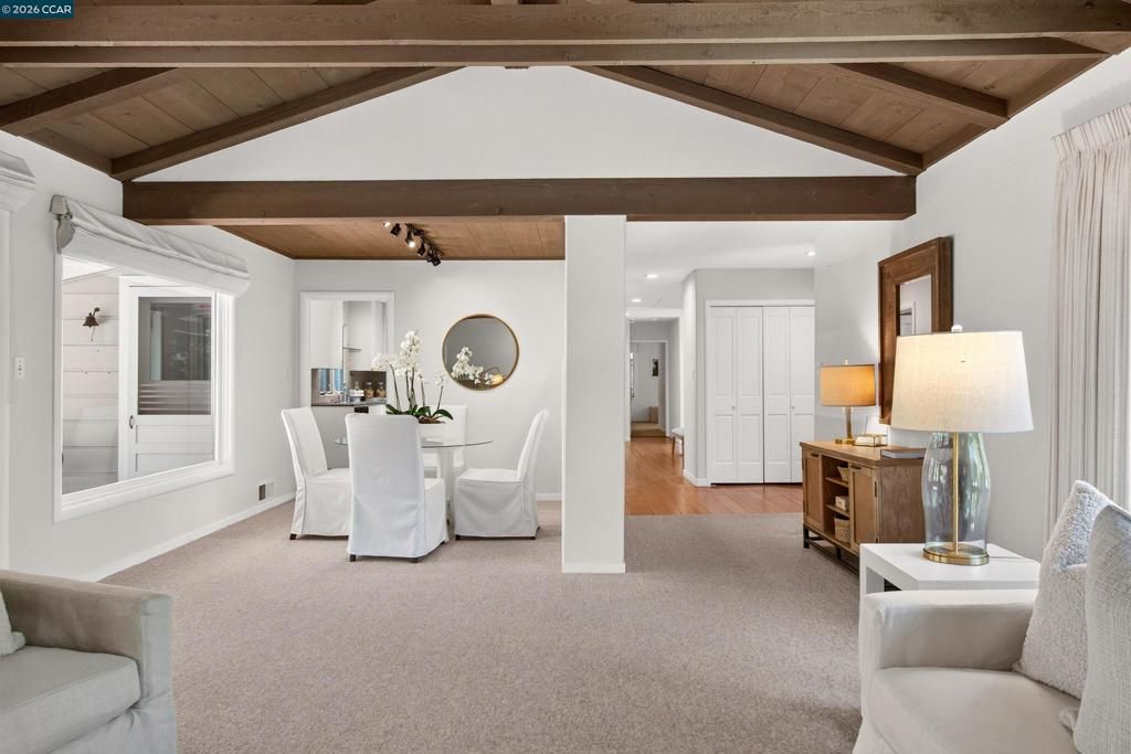 Image 9 of property listing at 1 Greenwood Ct, Orinda, CA 94563