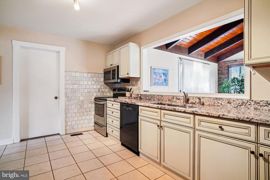 Image 14 of property listing at 2845 CARROLLTON RD, Annapolis, MD 21403