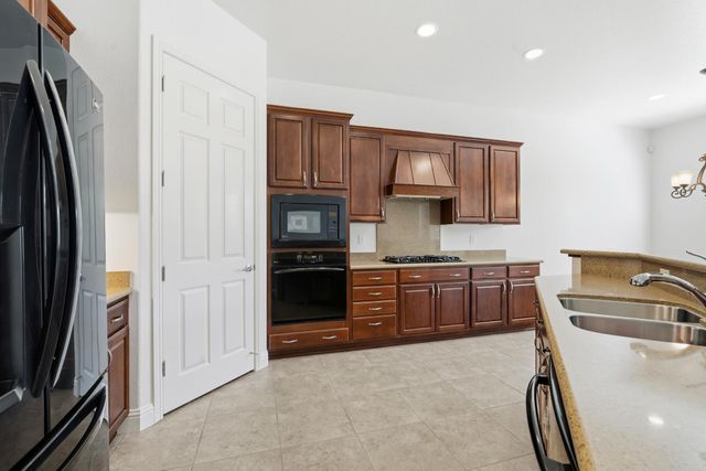 2472 Ashbridge Ln, Manteca, CA 95336