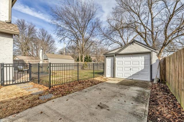 7547 Grand Avenue, Kansas City, MO 64114