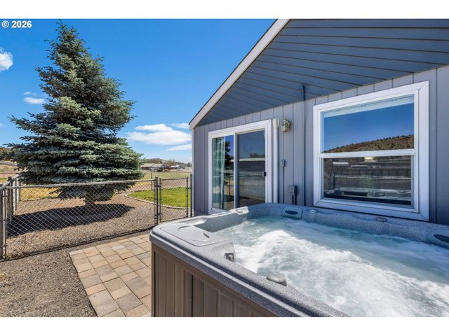3099 Nw WILLIAMS Way, Redmond, OR 97756