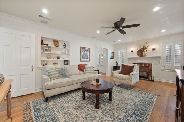 4313 Locke Avenue, Fort Worth, TX 76107