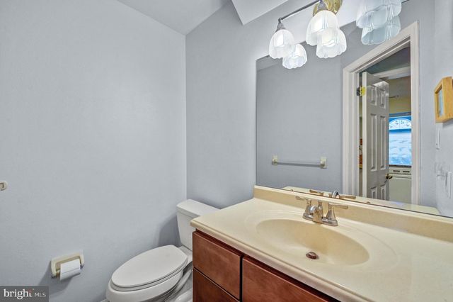 3 SANDHURST DR, Mount Laurel, NJ 08054