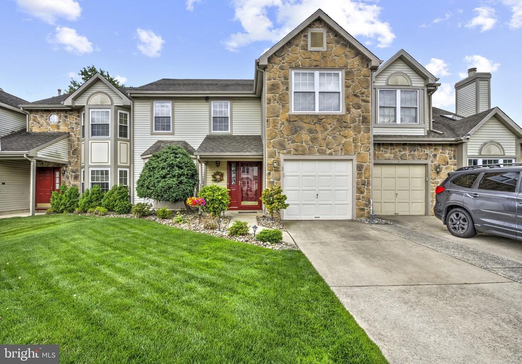 3 SANDHURST DR, Mount Laurel, NJ 08054