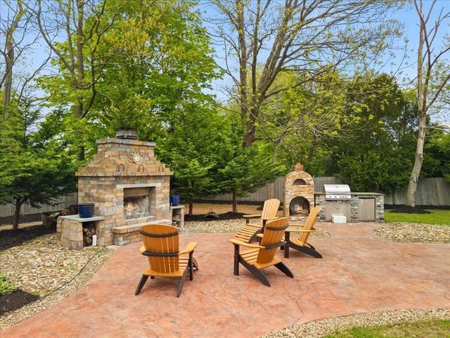 341 High St, Whitman, MA 02382