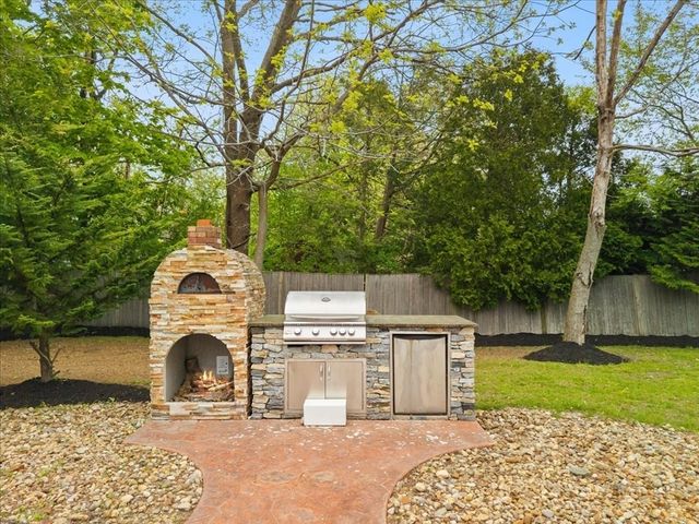 341 High St, Whitman, MA 02382