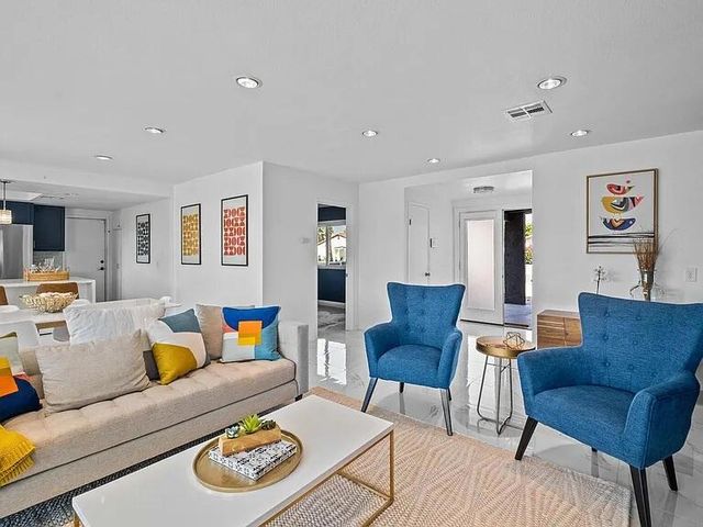 2190 N Whitewater Club Drive, Palm Springs, CA 92262