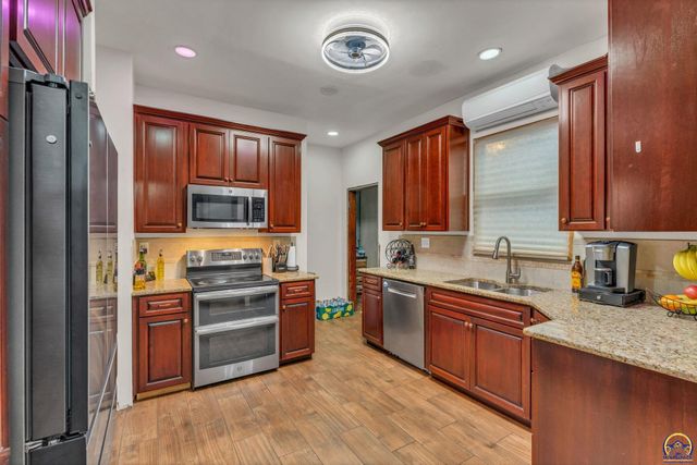 501 SW Western AVE, Topeka, KS 66606