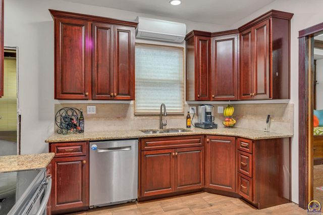 501 SW Western AVE, Topeka, KS 66606