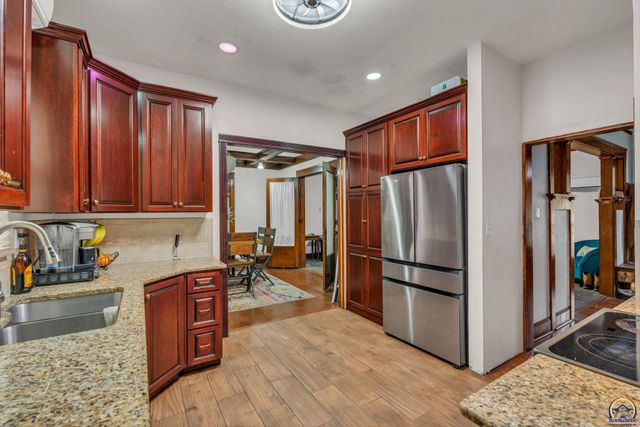 501 SW Western AVE, Topeka, KS 66606