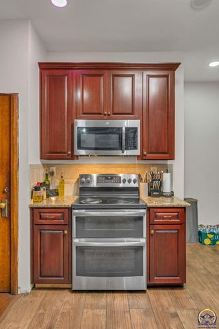 501 SW Western AVE, Topeka, KS 66606
