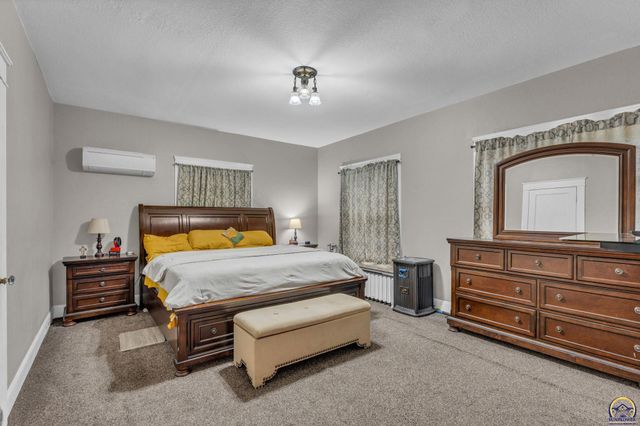 501 SW Western AVE, Topeka, KS 66606