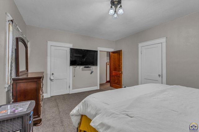 501 SW Western AVE, Topeka, KS 66606
