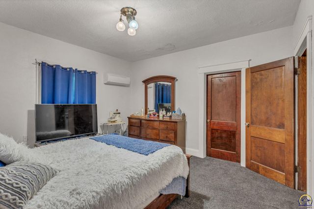 501 SW Western AVE, Topeka, KS 66606