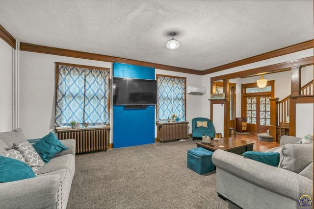 501 SW Western AVE, Topeka, KS 66606