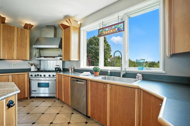 699 Nob Hill Road, Williston, VT 05495