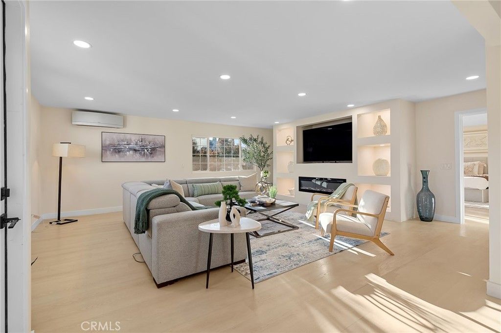 Image 11 of property listing at 1019 N Cambria Place, Anaheim, CA 92801