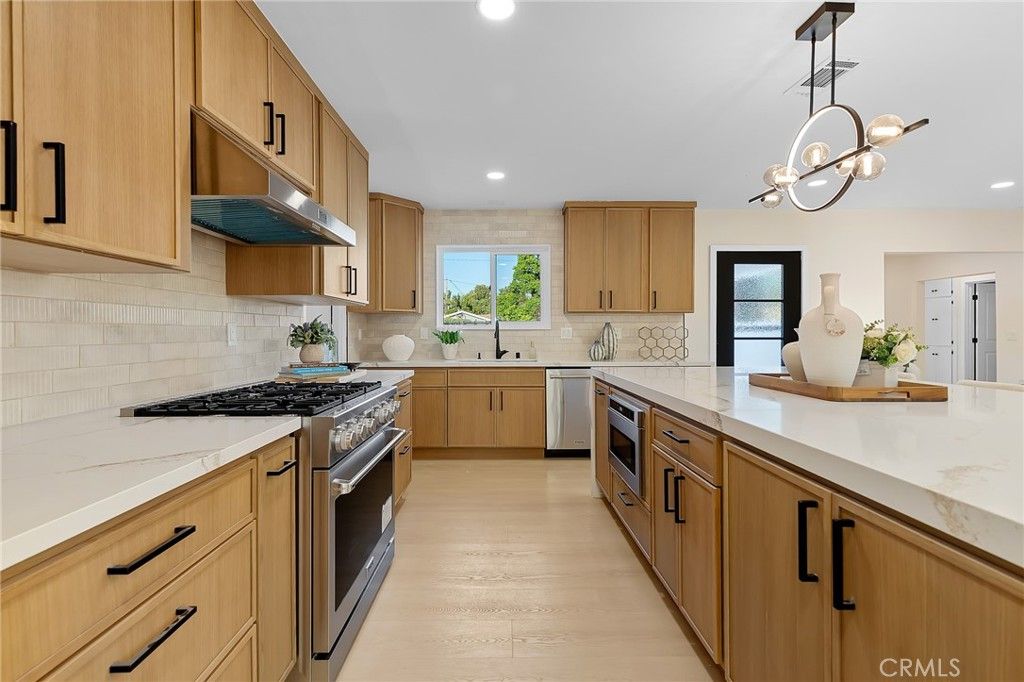 Image 7 of property listing at 1019 N Cambria Place, Anaheim, CA 92801