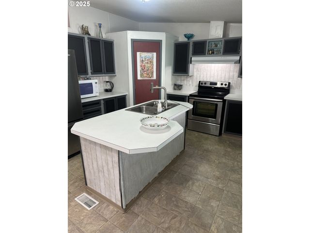 700 N MILL St, Creswell, OR 97426