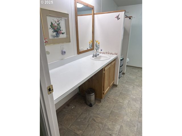 700 N MILL St, Creswell, OR 97426