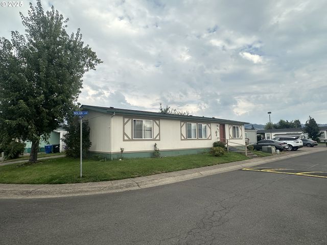 700 N MILL St, Creswell, OR 97426