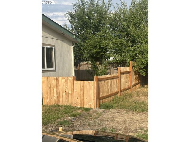 700 N MILL St, Creswell, OR 97426