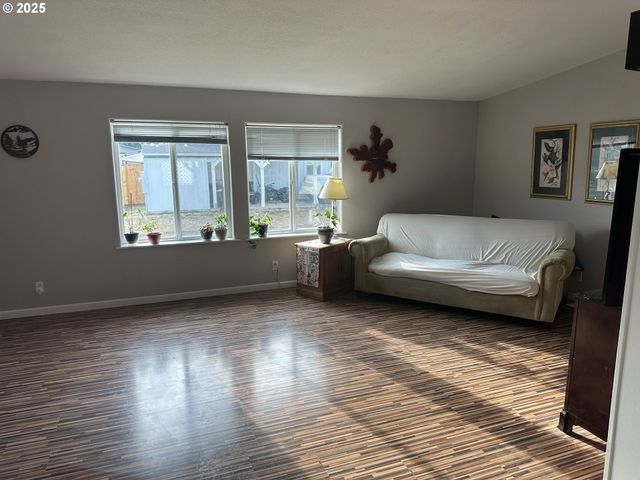 700 N MILL St, Creswell, OR 97426