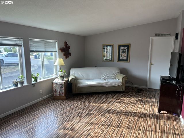 700 N MILL St, Creswell, OR 97426