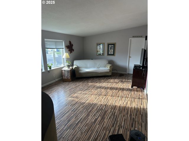 700 N MILL St, Creswell, OR 97426